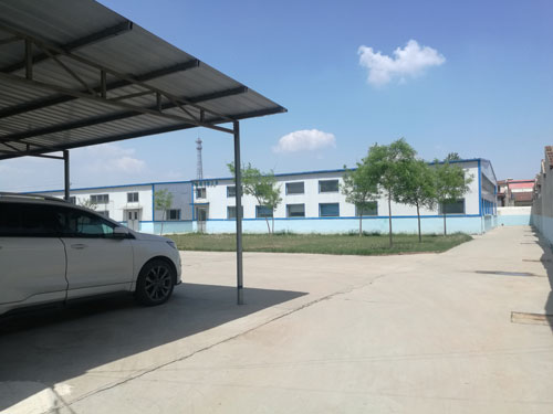 德州健之源地處魯西北平原，毗鄰黃河故道森林公園，生產(chǎn)條件環(huán)境優(yōu)越，擁有現(xiàn)代化的廠房，標(biāo)準(zhǔn)化的生產(chǎn)車間，公司擁有三證：SC食品生產(chǎn)許可證、GMP證、食品出口生產(chǎn)企業(yè)證書，生產(chǎn)過程中采用ISO22000管理體系進(jìn)行科學(xué)管理，并擁有近十年的生產(chǎn)加工經(jīng)驗(yàn)，產(chǎn)品口感、湯色、功效等各項(xiàng)指標(biāo)均能達(dá)到客戶滿意，生產(chǎn)采用全自動(dòng)帶線帶牌袋泡茶包裝機(jī)生產(chǎn)線，有全套的粉碎和超微粉碎、分篩、烘干、滅菌、制粒、制袋等設(shè)備，科學(xué)的生產(chǎn)工藝和嚴(yán)格規(guī)范的滅菌殺毒技術(shù)。